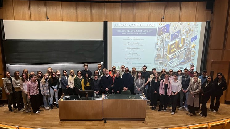 Gruppbild med många studenter på Stockholms Universitet tillsammans med representanter från Skogsindustrierna