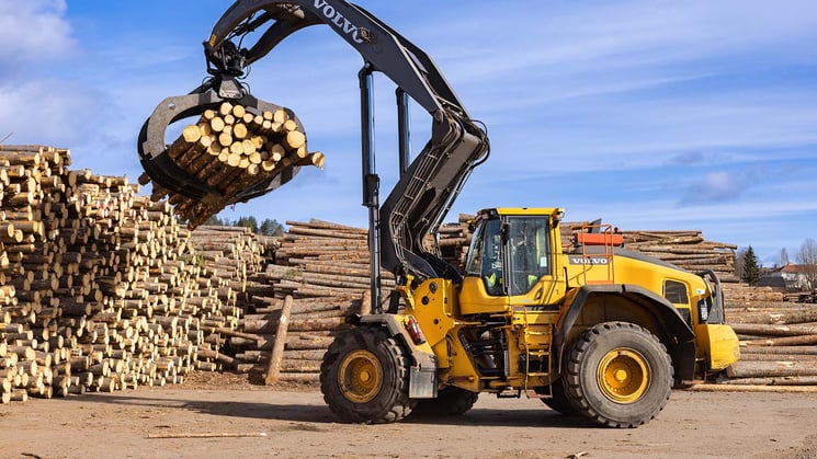 gul timmertruck på ett sågverk