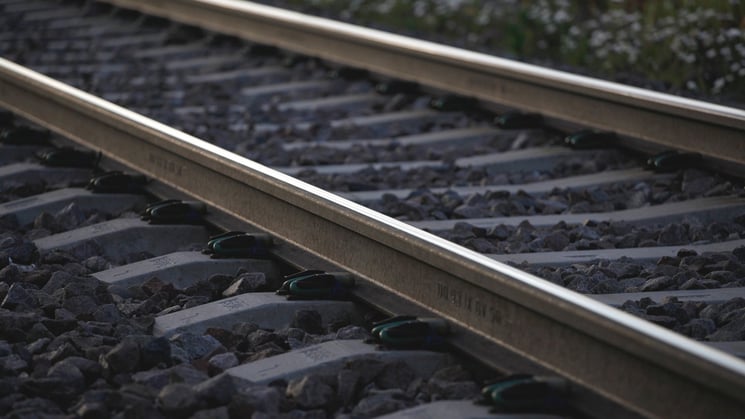 närbild på järnväg