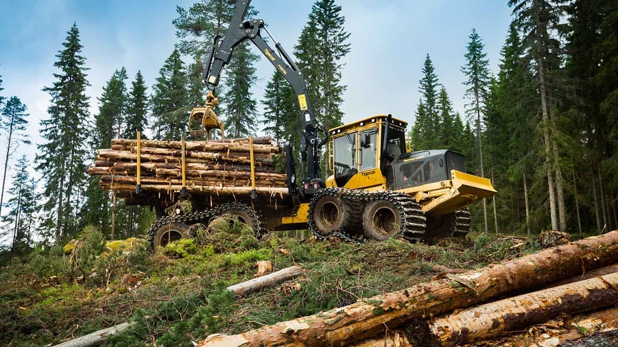 gul skördare i skogen