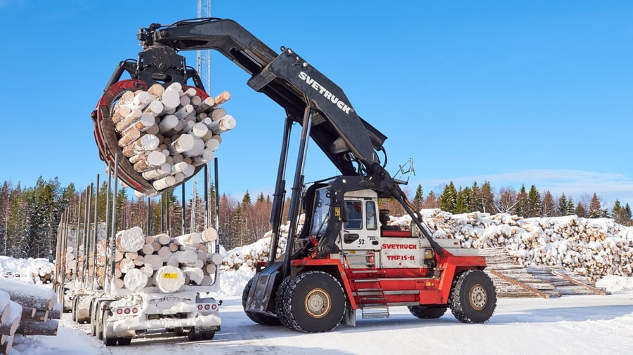truck lastar träråvara