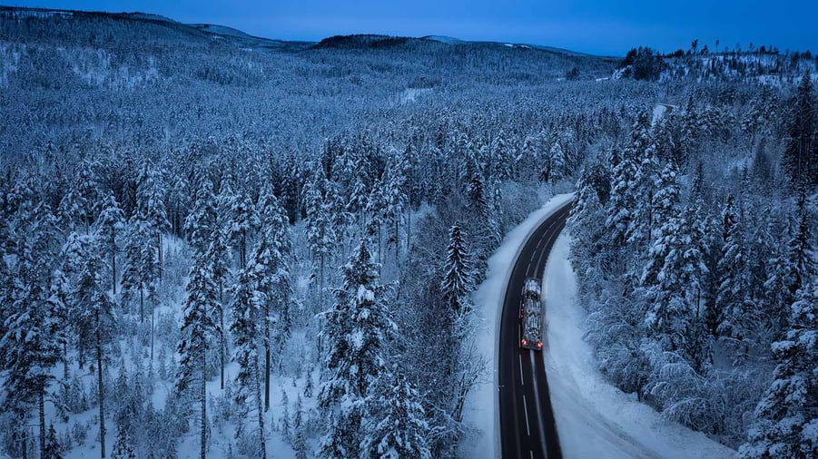 timmerlastbil i vinterlandskap