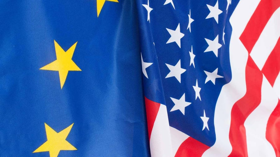 eu- och usa-flagga bredvid varandra