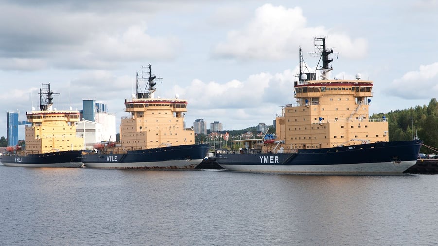 Isbrytarna i Atleklassen ligger till kaj i Luleå