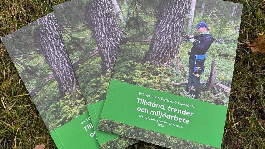 tre kopior av rapport om biologisk mångfald