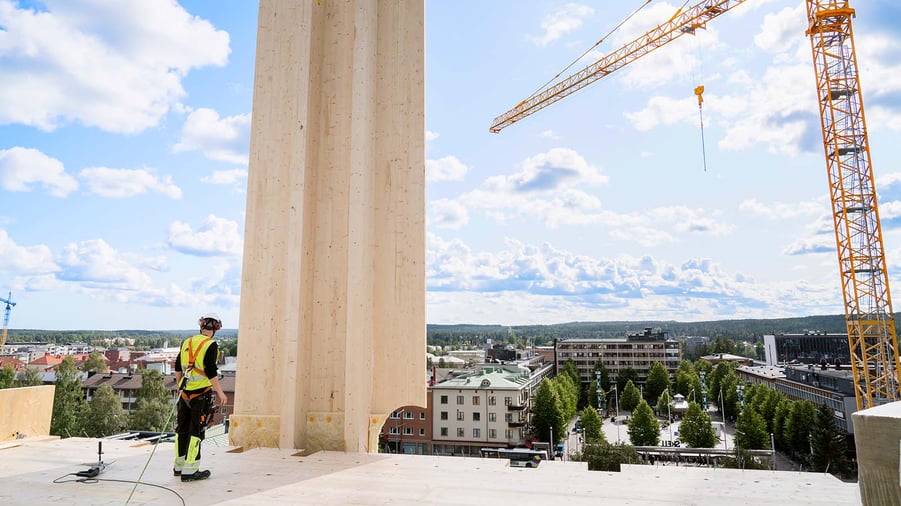 en träbyggnad som byggs