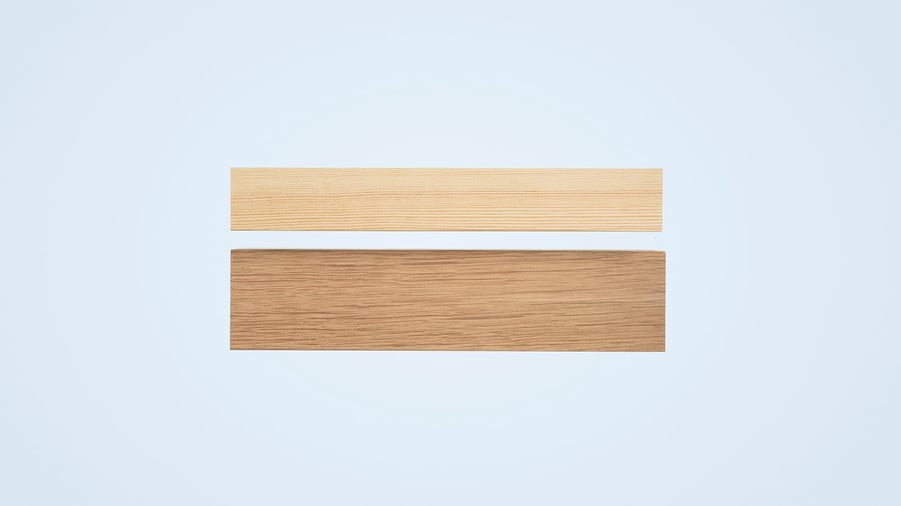 träråvara på blå bakgrund