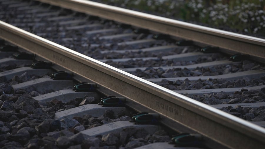 närbild på järnväg