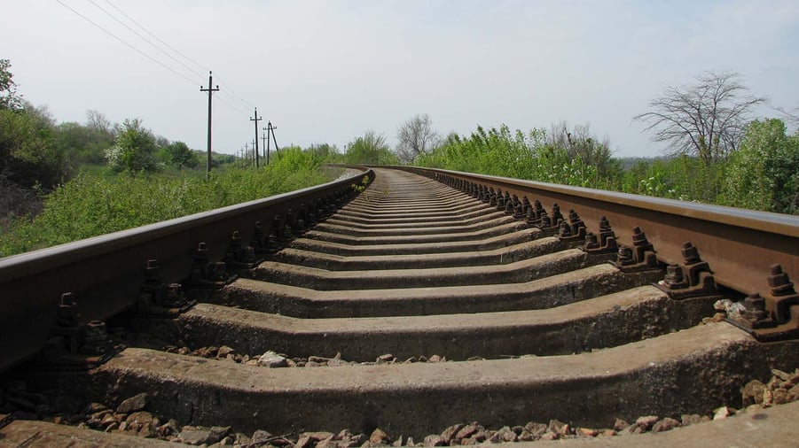 närbild på järnvägsräls