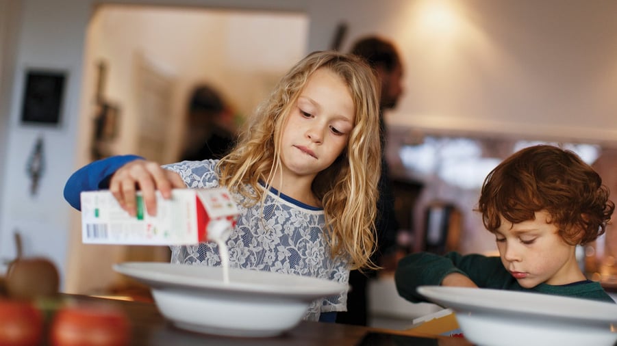 barn som äter frukost