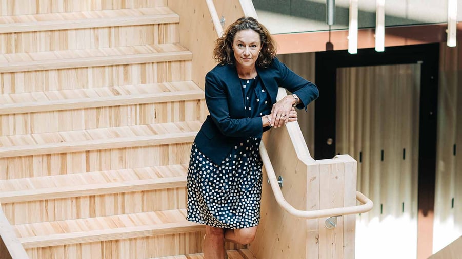 kvinna står i en trätrappa