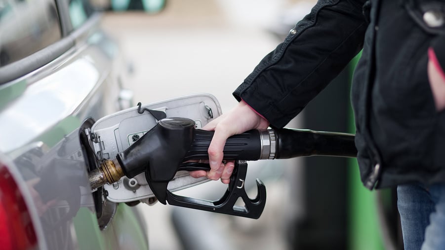 person tankar en bil