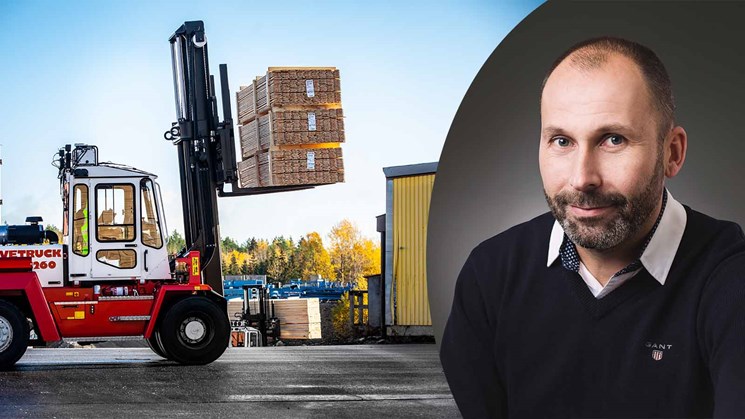 jonas axelsson och truck som lyfter trävaror