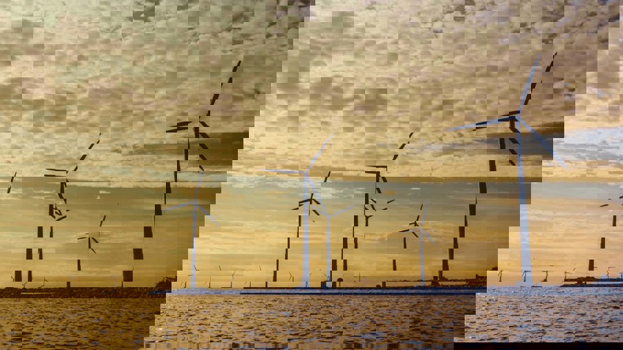 vindkraftverk i solnedgång