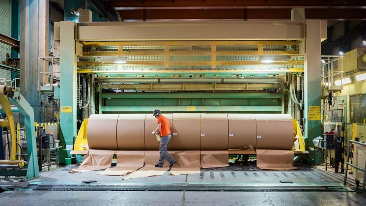 produktion av pappersrullar i väjafabriken