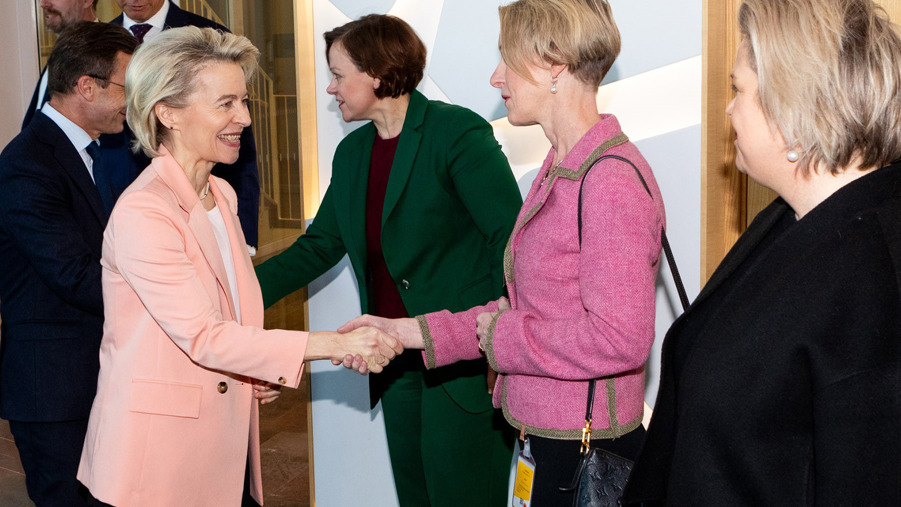 ursula von der leyen hälsar på viveka beckeman