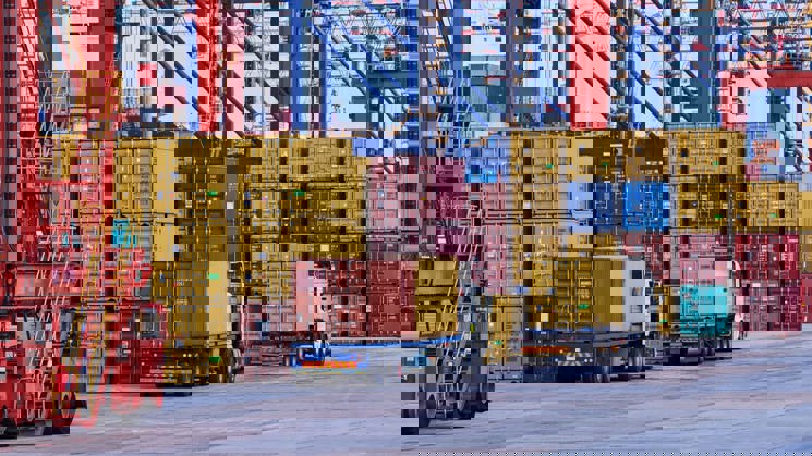 containrar och lastbilar i en terminal