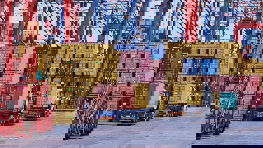 containrar och lastbilar i en terminal