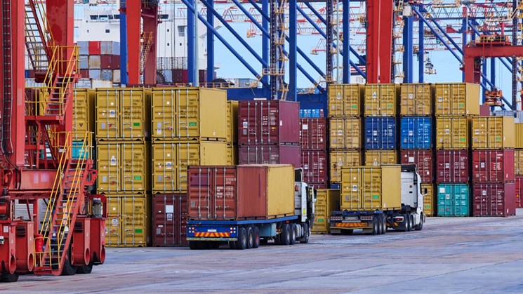 containrar och lastbilar i en terminal