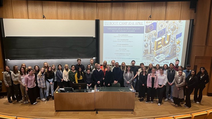Gruppbild med många studenter på Stockholms Universitet tillsammans med representanter från Skogsindustrierna