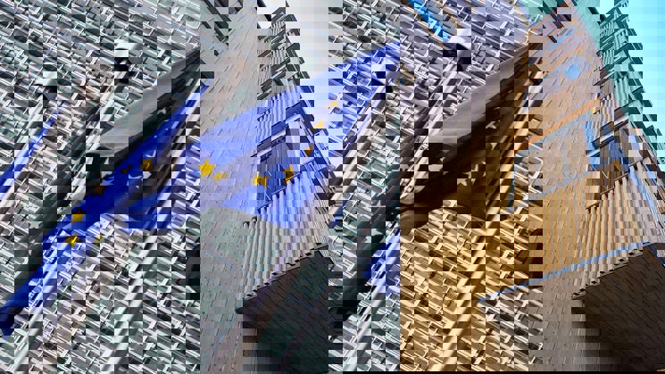 eu flaggor och sjöbodarna i östersund