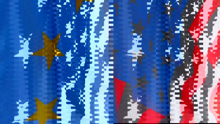 eu- och usa-flagga bredvid varandra