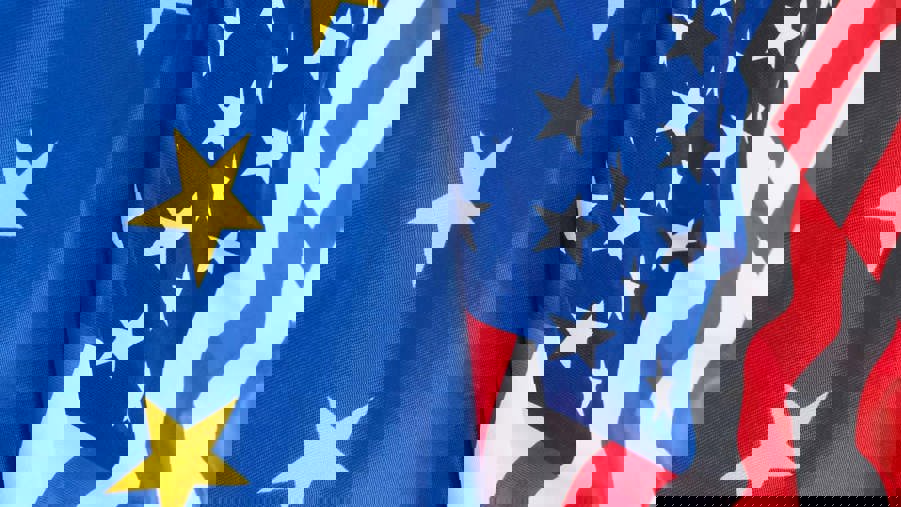 eu- och usa-flagga bredvid varandra