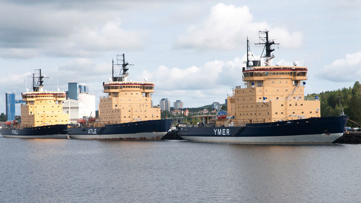 Isbrytarna i Atleklassen ligger till kaj i Luleå