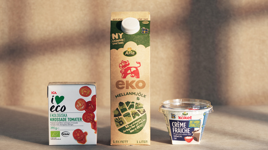 mat i tre olika pappersförpackningar