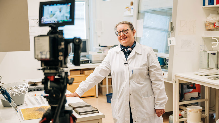 kvinna med vit rock står i laboratorium