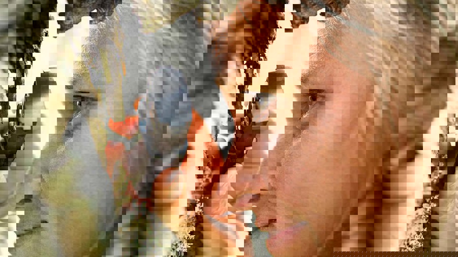 kvinna tittar på trädstam