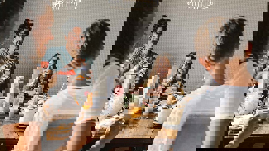 familj äter frukost vid bord