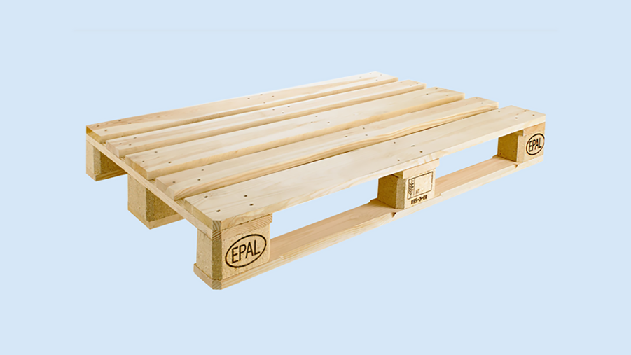 Träpall på blå bakgrund