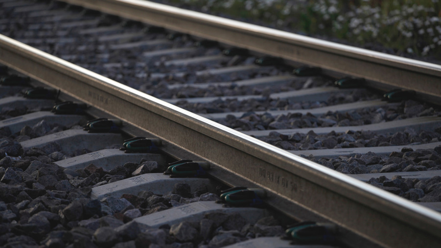 närbild på järnväg