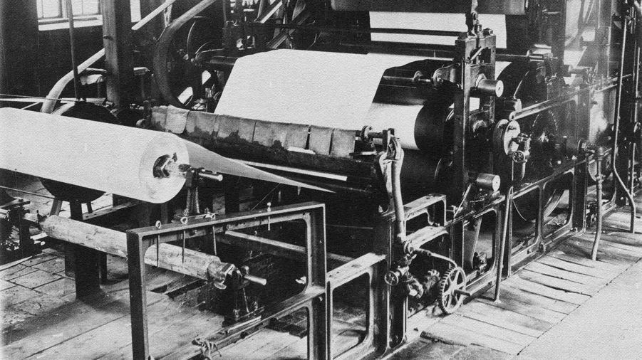 svartvit bild av en gammal pappersmaskin