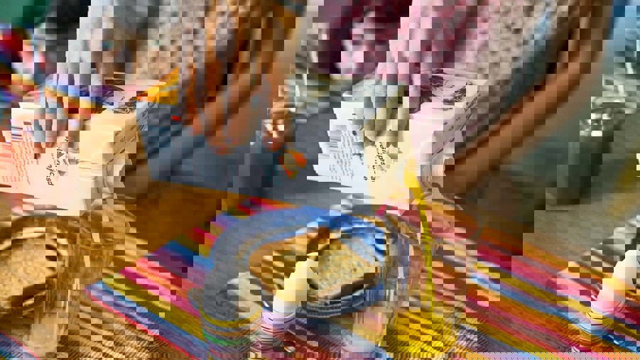 juiceförpackning på ett frukostbord