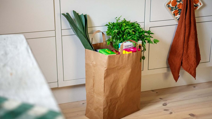 Papperskasse med matvaror