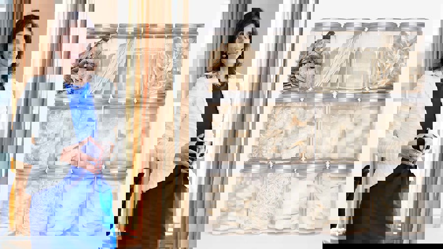 olika typer av textil av träfibern i glasburkar