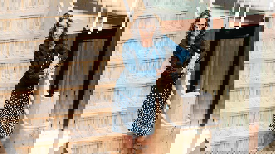 kvinna står i en trätrappa