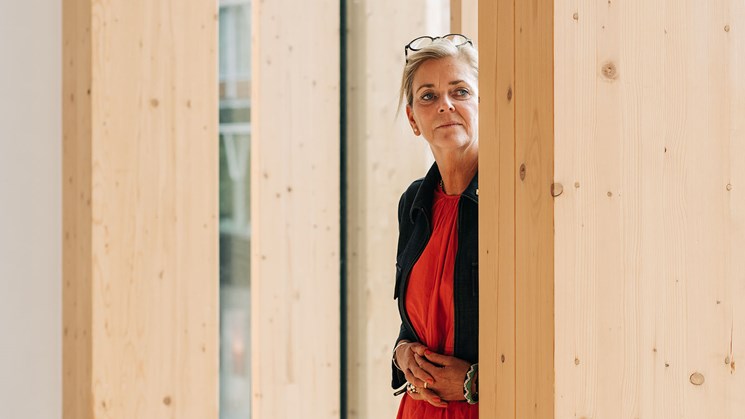 kvinna står i sara kulturhus