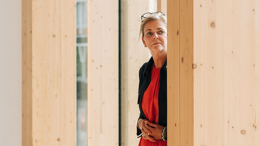 kvinna står i sara kulturhus