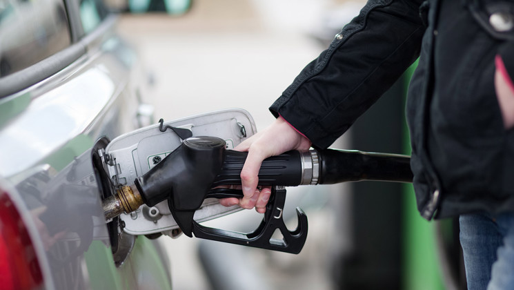 person tankar en bil