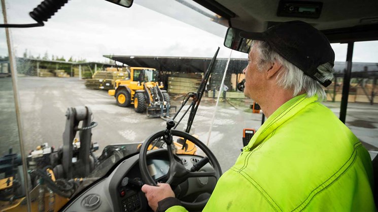 truckförare sitter i en truck