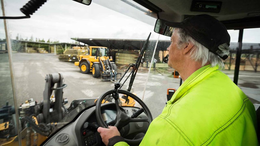 truckförare sitter i en truck